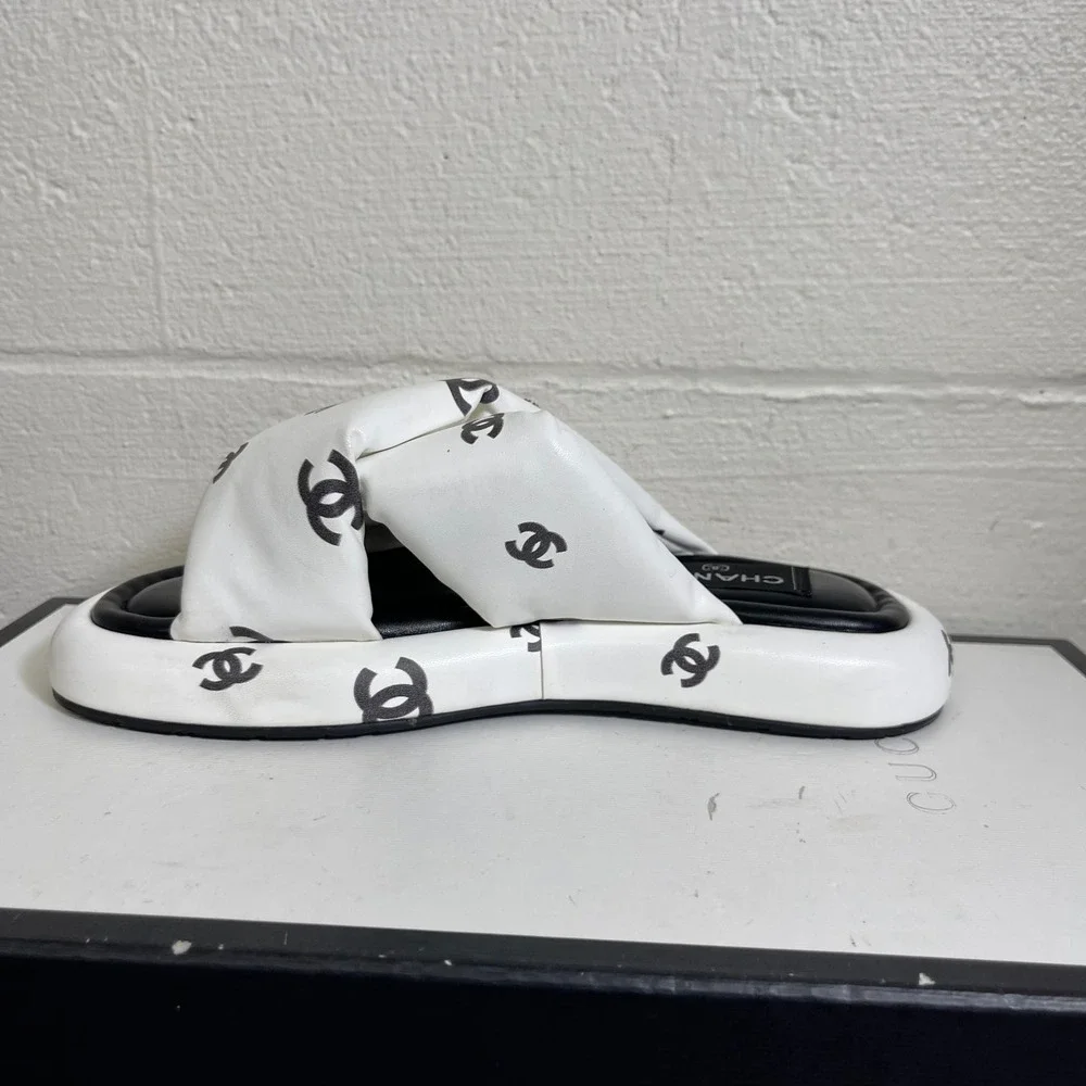 Chanel White Black CC Logo Padded Criss Cross Sandals Slip On Womens 38 EU/8 US